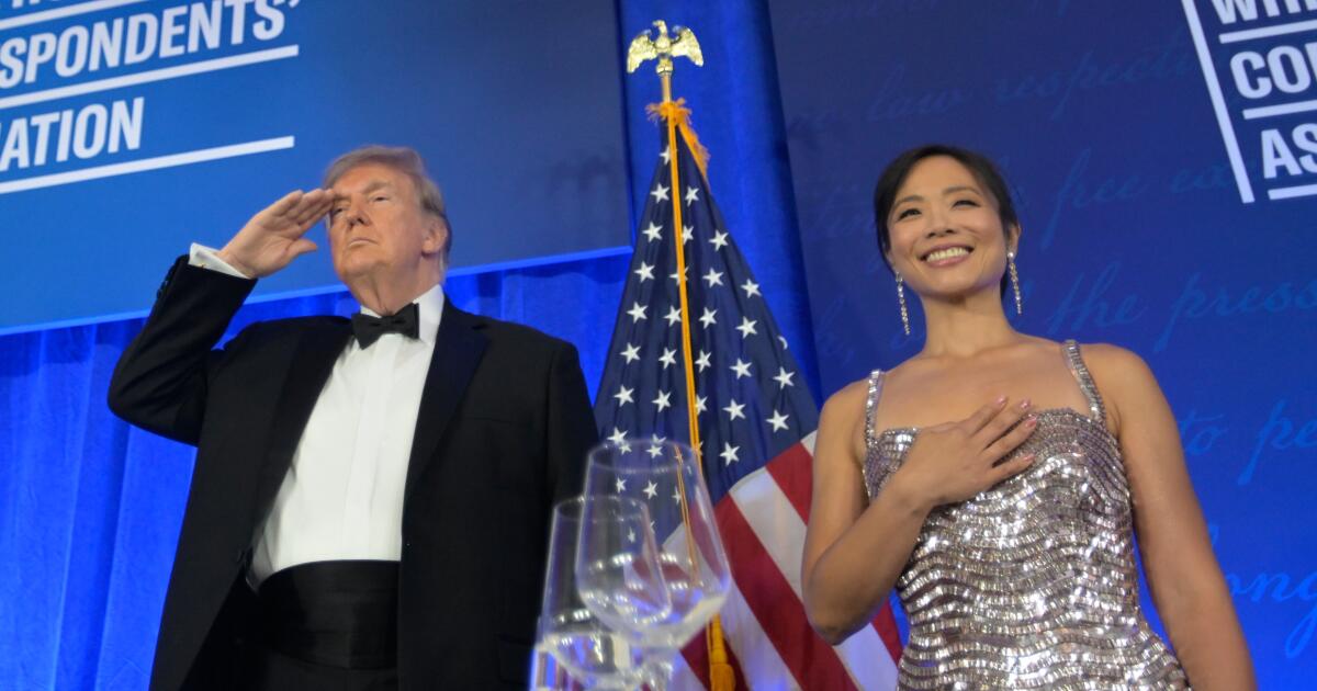 Trump regresa a cena de corresponsales con discurso crítico