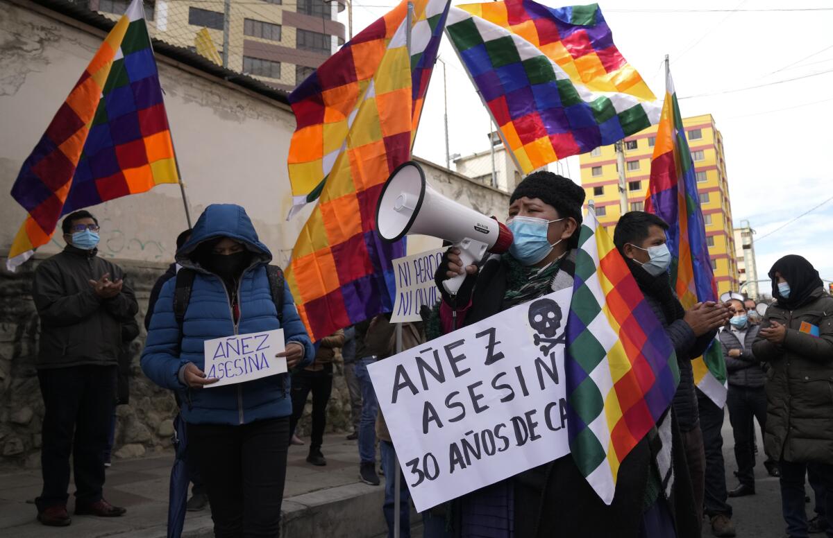 Manifestantes sostienen carteles contra la expresidenta interina de Bolivia, Jeanine Áñez