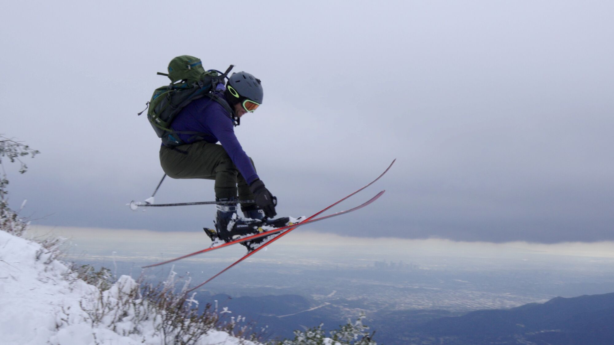 Matt Dixon s'envole d'un saut à ski sur le côté est du mont Lukens.