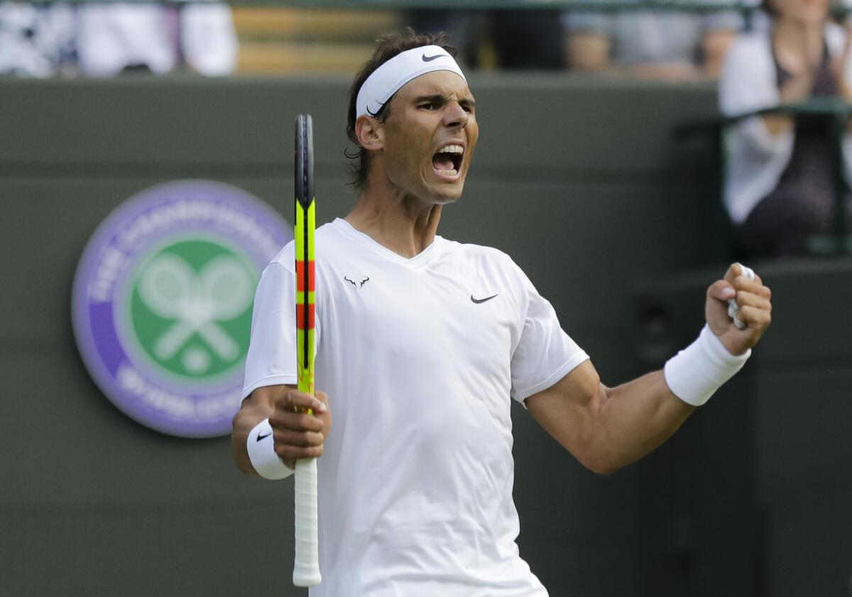 El español Rafael Nadal celebra tras ganar el partido de cuartos de final contra el estadounidense Sam Querrey en Wimbledon, Londres, el miércoles 10 de julio de 2019.