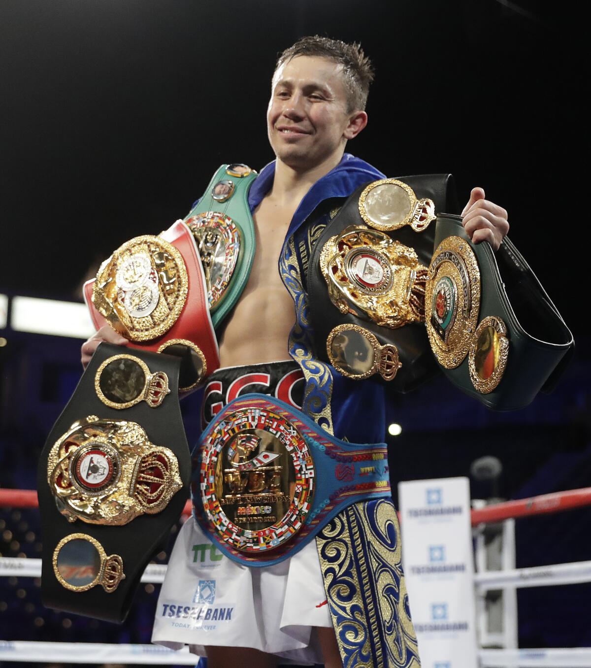 El kazajo Gennady Golovkin posa con sus cinturones de campeón de los medianos luego de noquear al armenio Vanes Martirosyan, el sábado 5 de mayo de 2018, en Carson.