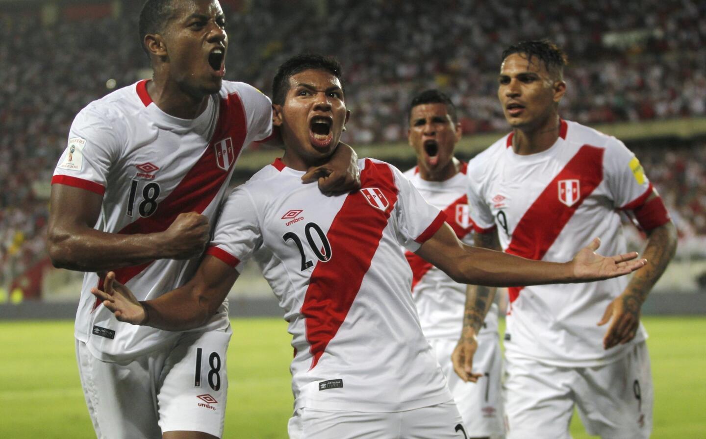 Edison Flores (centro), de la selección de Perú, festeja luego de anotar ante Uruguay en un partido de la eliminatoria sudamericana al Mundial, el martes 28 de marzo de 2017, en Lima (AP Foto/Martin Mejía) ** Usable by HOY, ELSENT and SD Only **