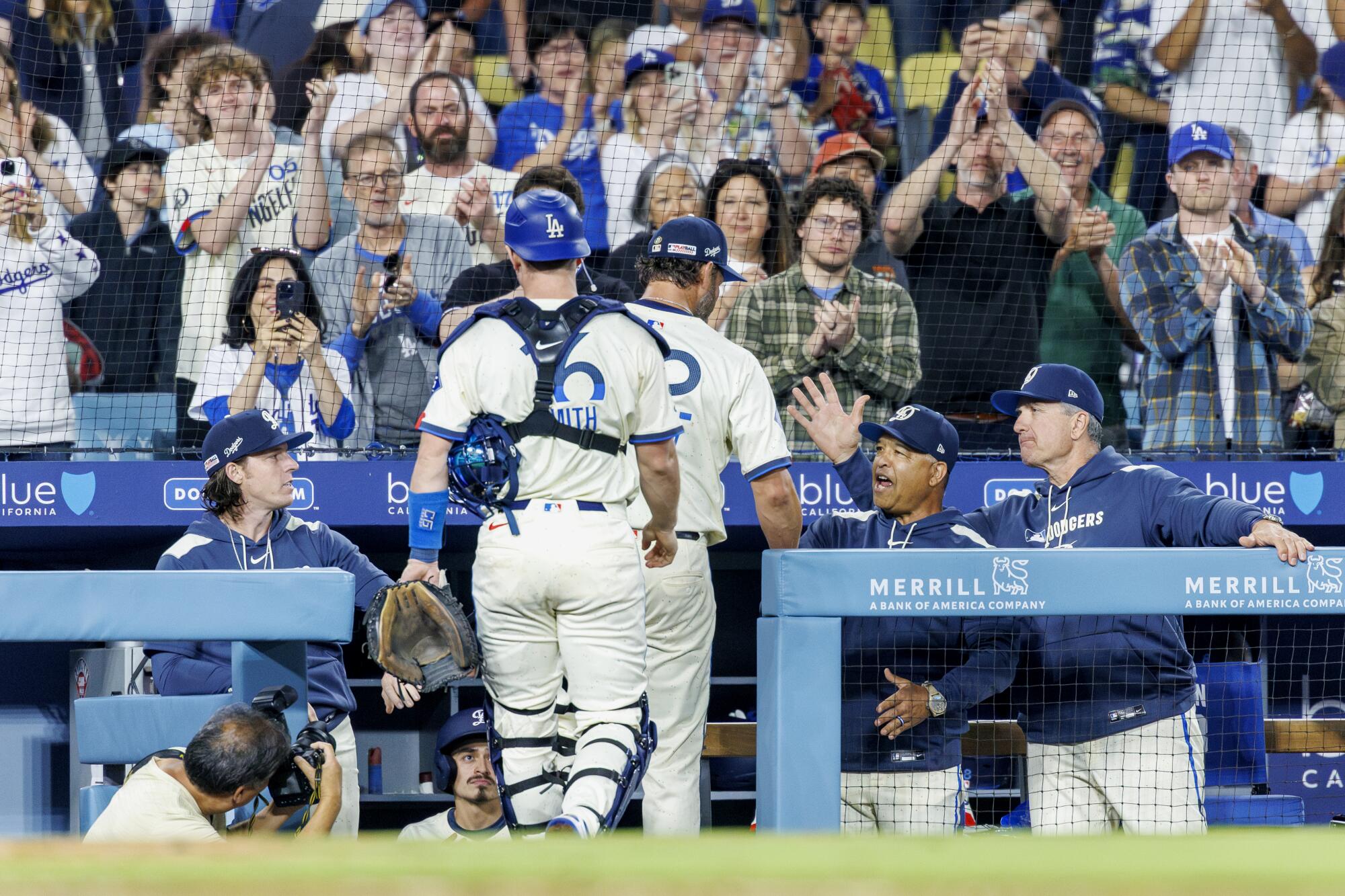 مدير Dodgers Dave Roberts ومدرب Bench Bob Jeraine ، Right ، Dodgers Paker Pokeler Clay Clay.