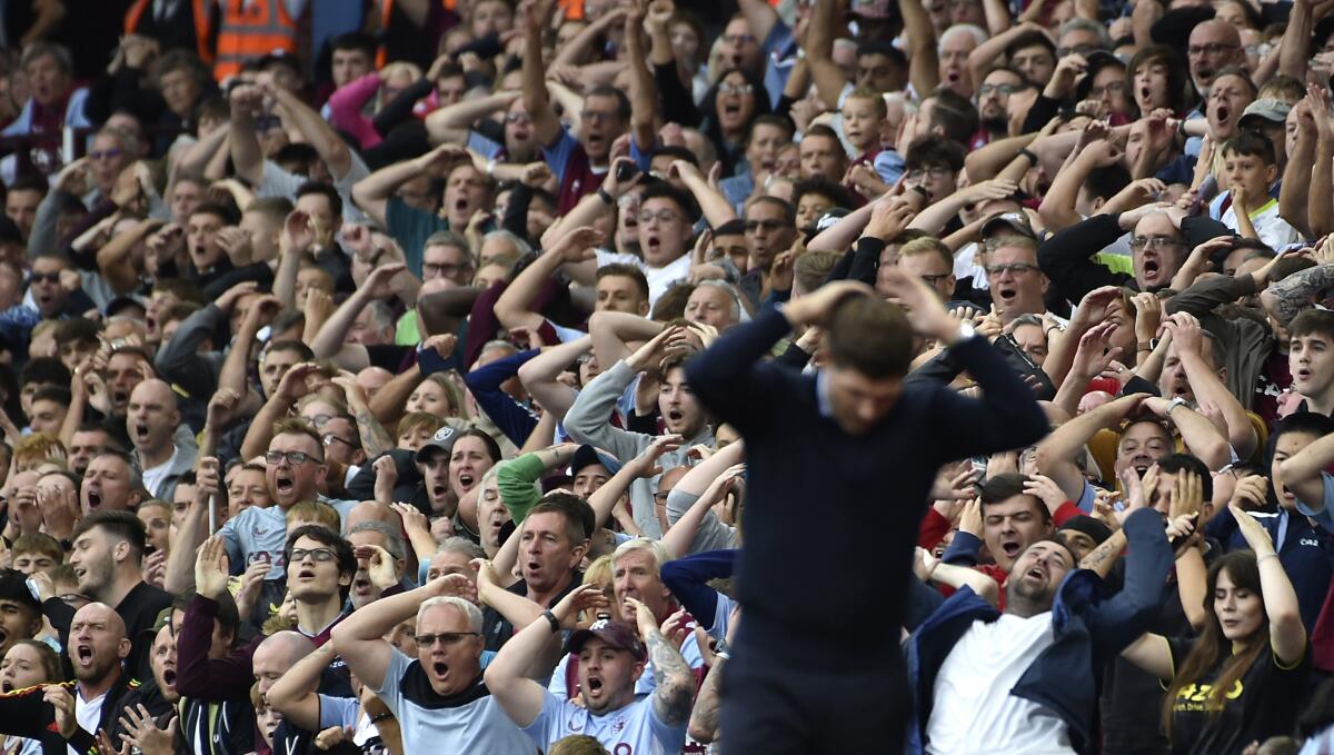 Hinchas de Aston Villa reaccionan durante el partido contra Manchester City