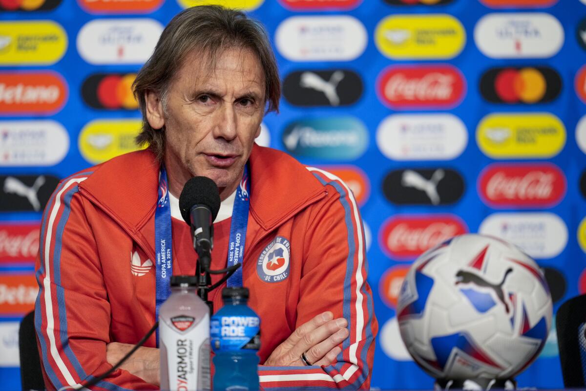 El técnico de Chile Ricardo Gareca durante una rueda de prensa, el jueves 
