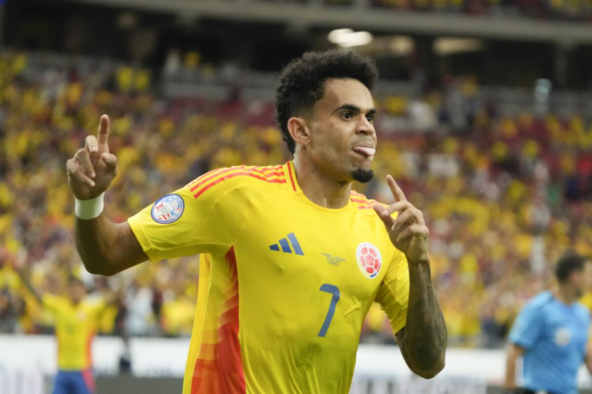 Luis Díaz (izquierda) celebra tras marcar el primer gol de Colombia