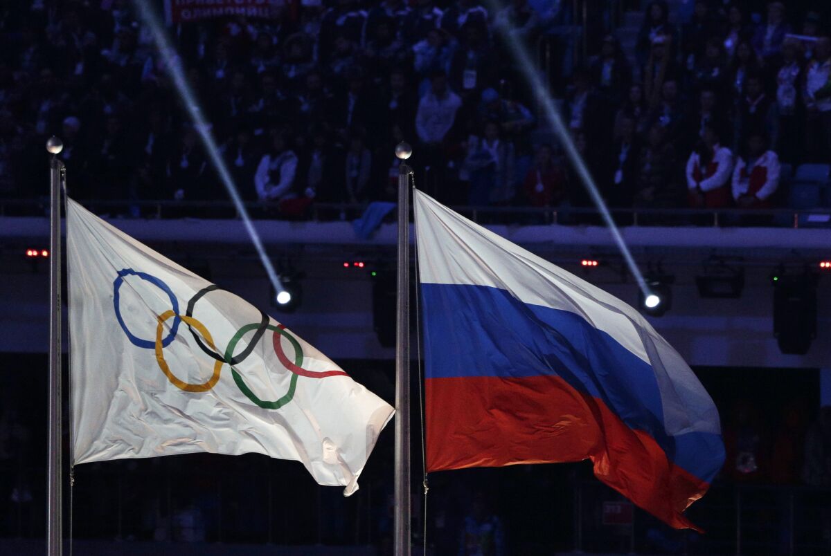  La bandera de Rusia (derecha) junto a la del Movimiento Olímpico