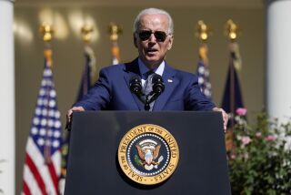 El presidente Joe Biden habla durante una celebración por la Ley de Estadounidenses con Discapacidades el miércoles 28 de febrero de 2022, en la Rosaleda de la Casa Blanca, en Washington. (AP Foto/Evan Vucci)