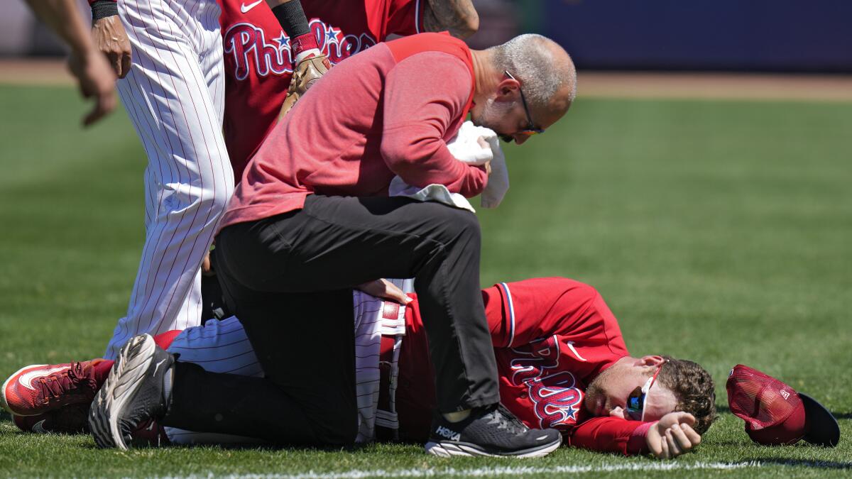 Phillies' Rhys Hoskins taken off field with left knee injury - WHYY