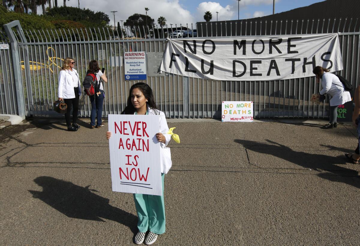 Raquel Pérez, una estudiante de medicina de UC Davis, se ofreció como voluntaria junto con médicos y otros proveedores de atención médica de Doctors for Camp Closure con la esperanza de tener acceso para vacunar contra la gripe a los migrantes detenidos en la estación de la Patrulla Fronteriza en San Ysidro el 9 de diciembre de 2019.