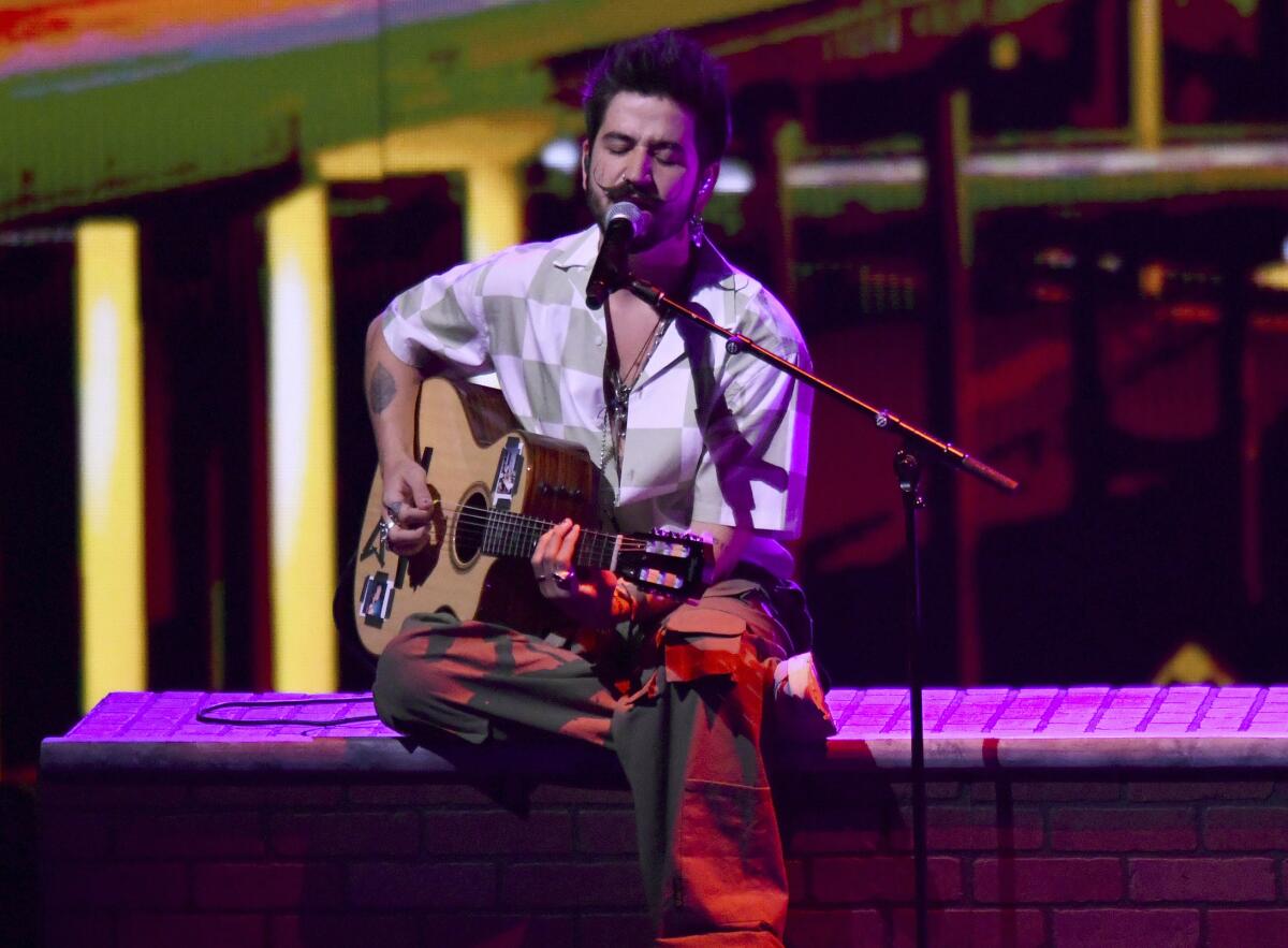 Camilo canta en la ceremonia del Premio Lo Nuestro el 14 de febrero de 2021 en Miami.