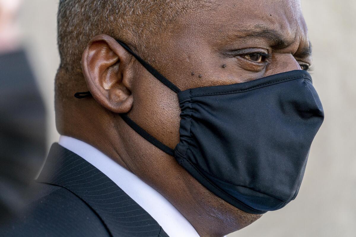 Lloyd Austin wears a mask