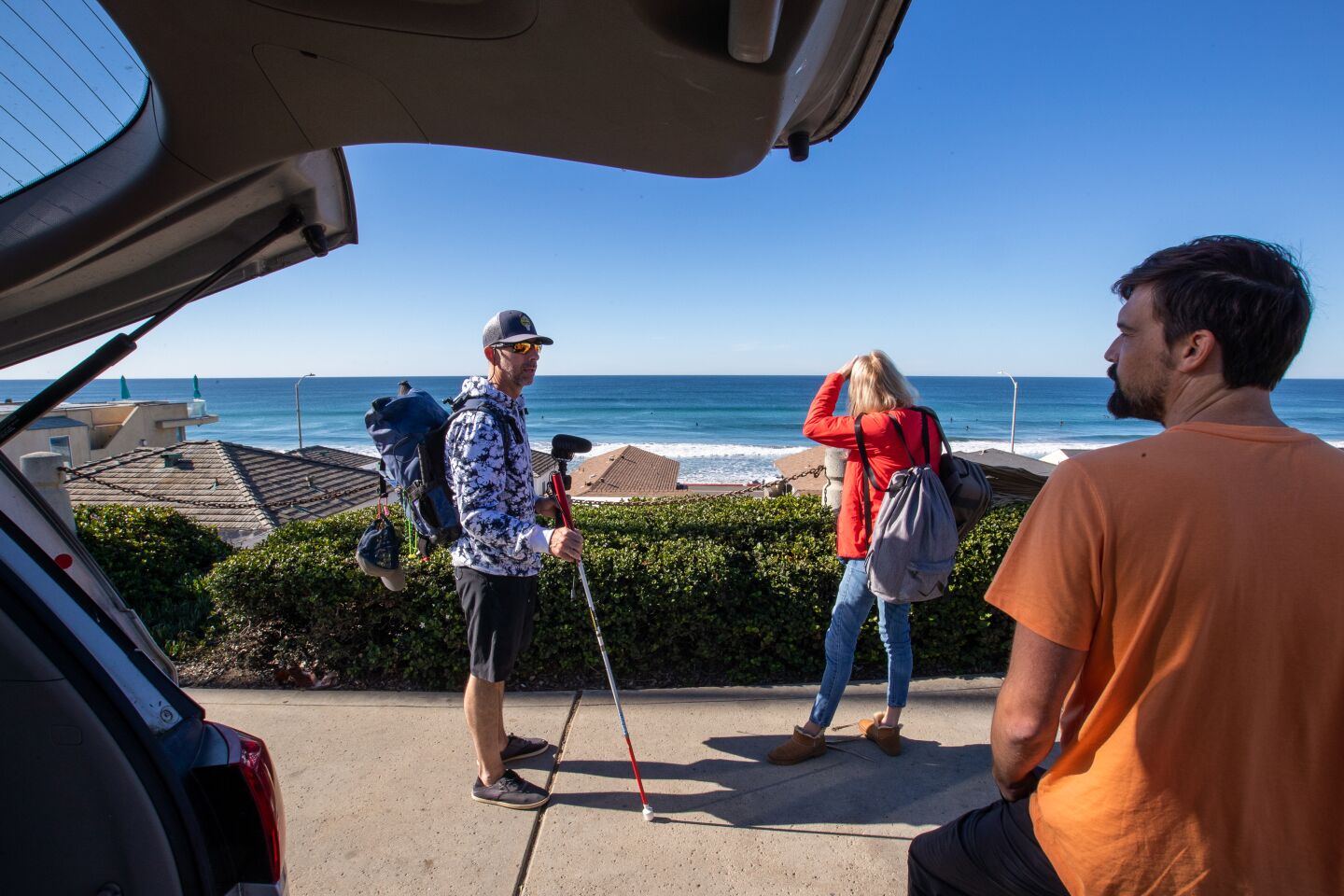 Blind surfer Pete Gustin hits the waves to challenge himself - Los