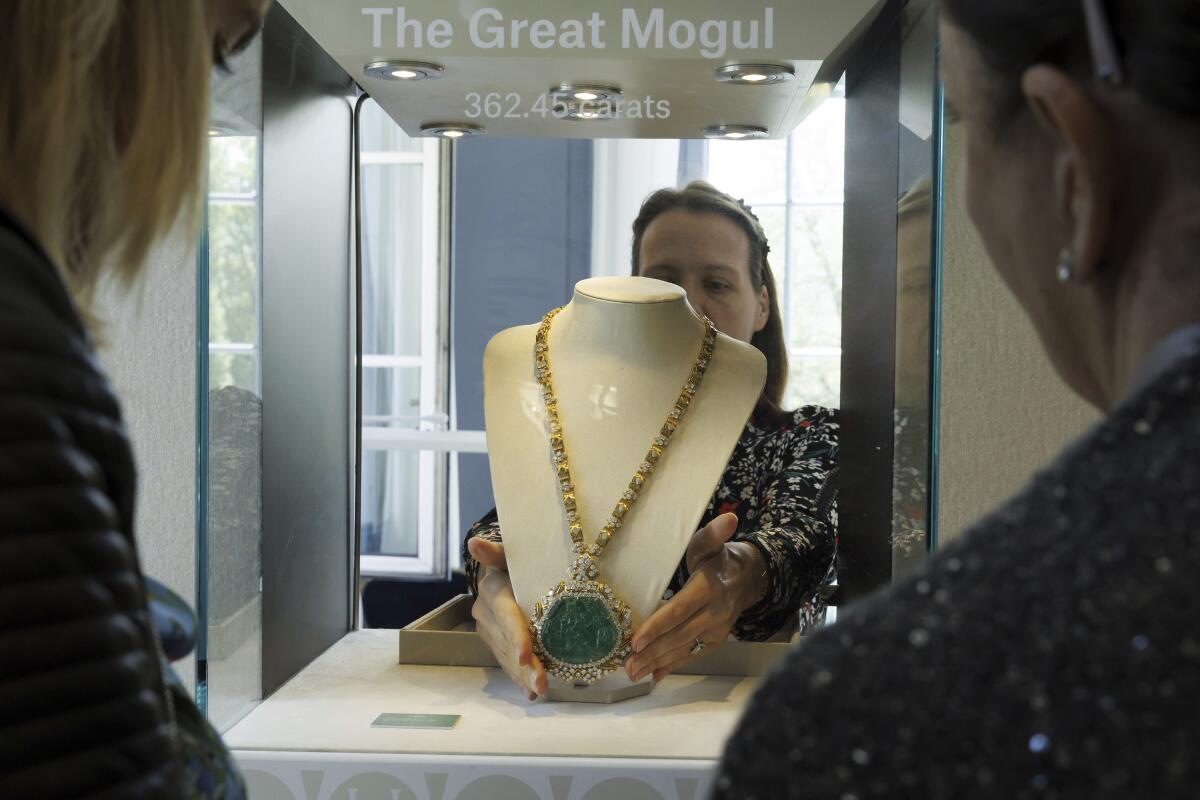 Una empleada de Christie's exhibe el collar de diamantes y esmeraldas Great Mogul creador por Harry Winston, 