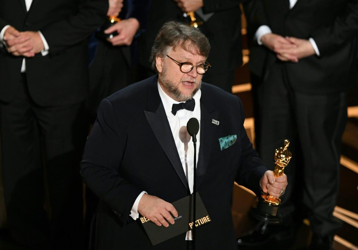 Del Toro tuvo la oportunidad de subir dos veces al escenario del Teatro Dolby debido a los logros de "The Shape of Water".