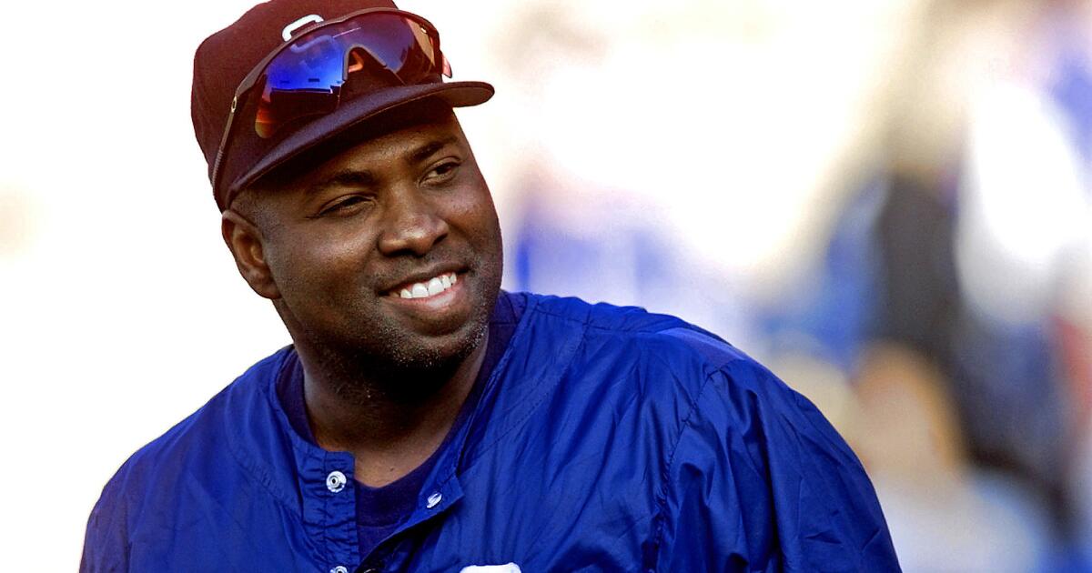 Hall of Famer Tony Gwynn, Padres' wizard with a bat, dies at 54
