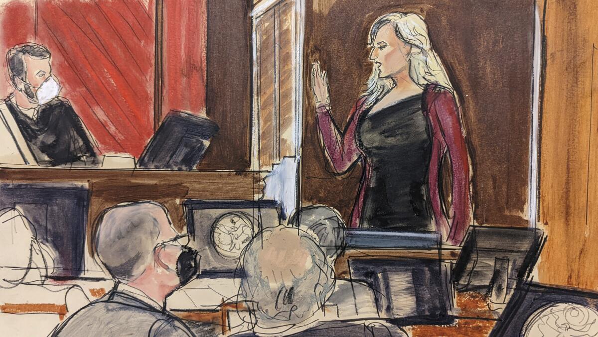 En este dibujo, Stormy Daniels de pie mientras juramenta en el juicio del abogado Michael Avenatti, en Nueva York.