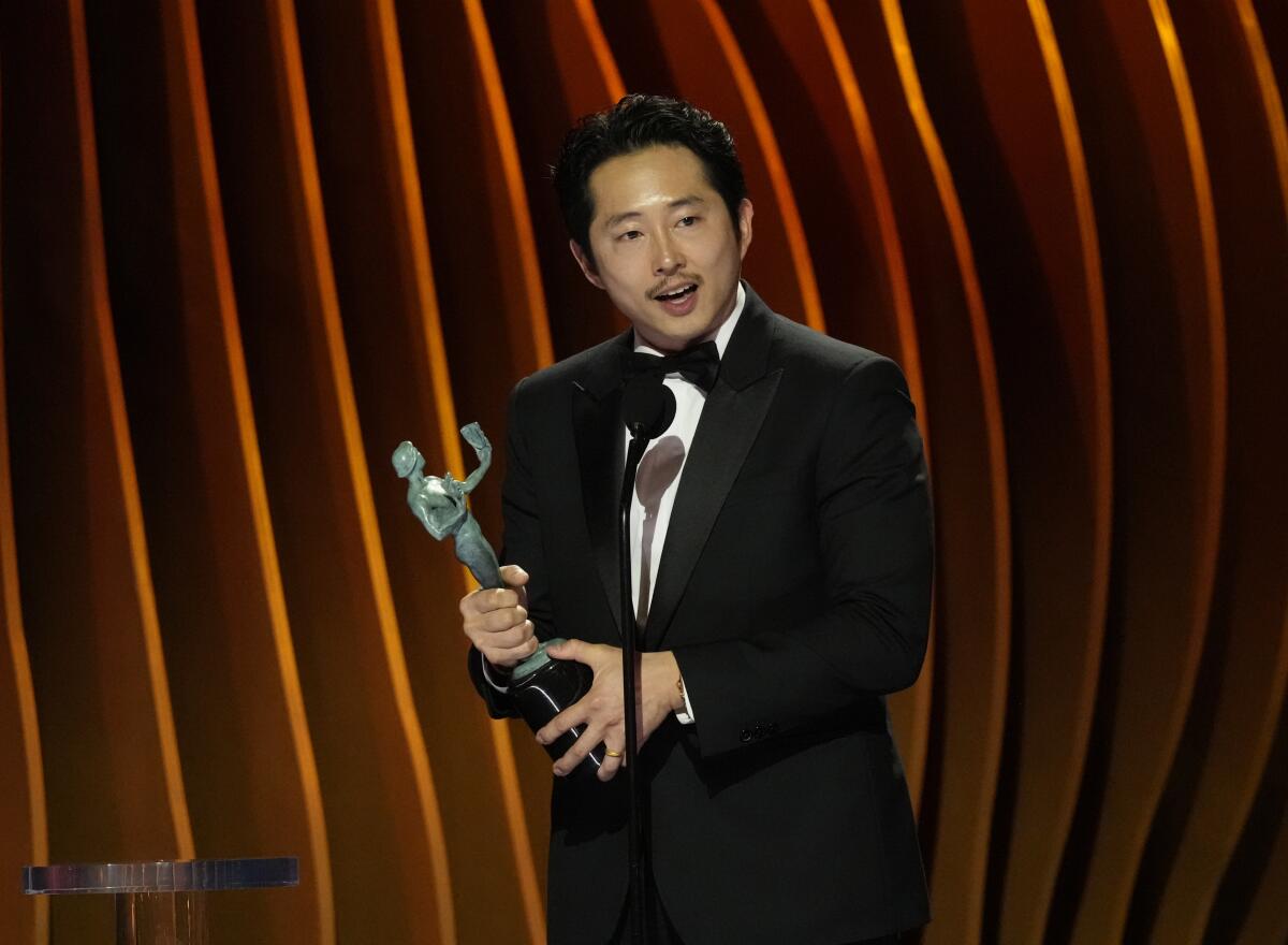 Steven Yeun recibe el premio a mejor actor en una película para televisión 