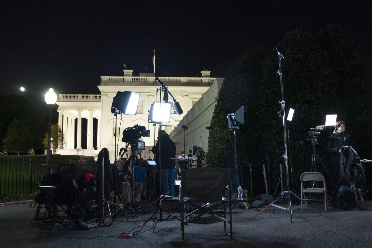 Reporteros trabajan en el exterior del Ala Oleste de la Casa Blanca durante la noche electoral