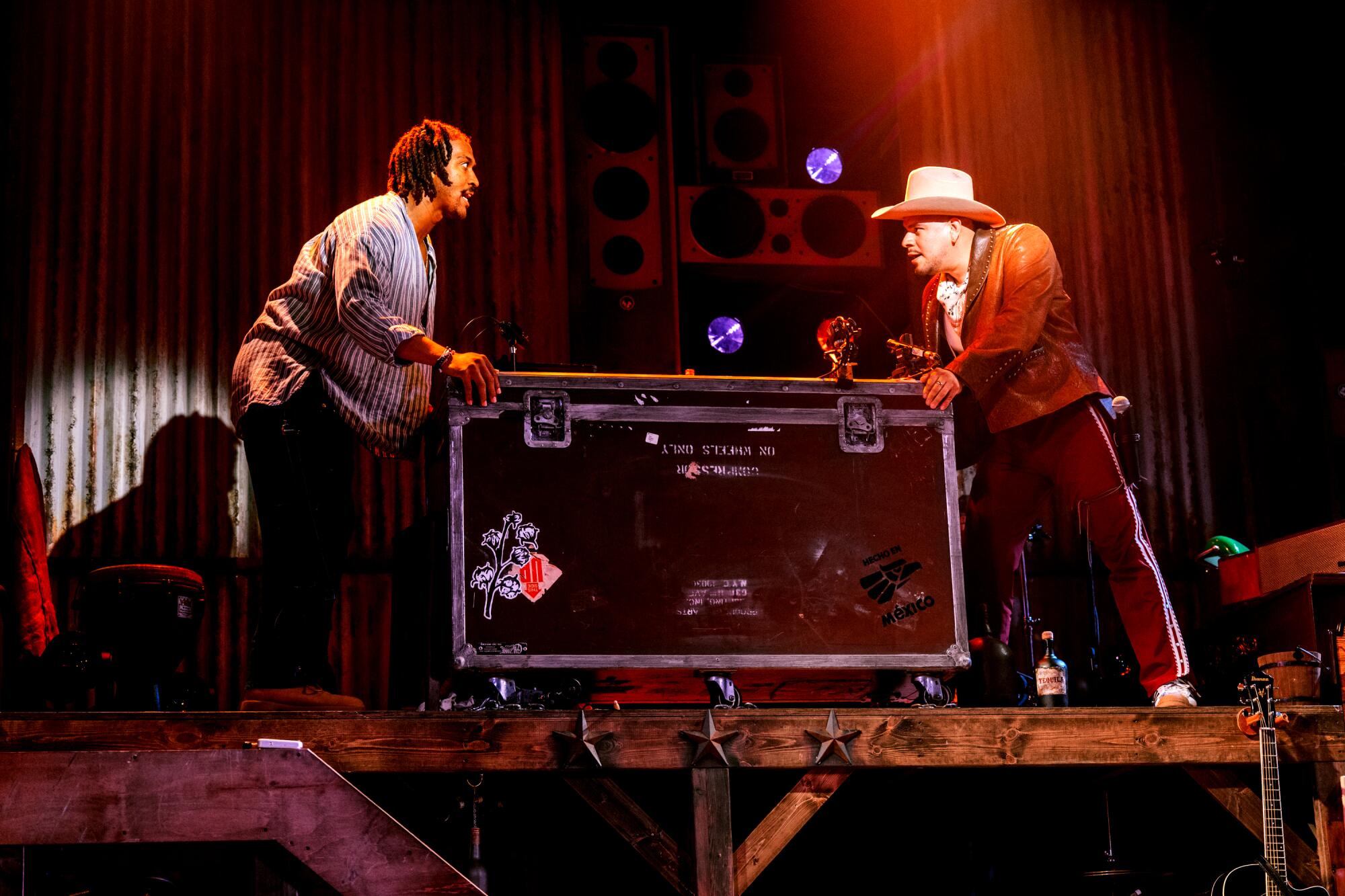 Nygel D. Robinson, à esquerda, e Brian Quijada em "México" no Pasadena Playhouse.