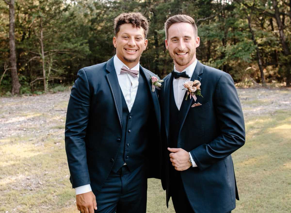 Patrick Mahomes, à gauche, et Ryan Cheatham posent lors du mariage de Cheatham en mai 2022.