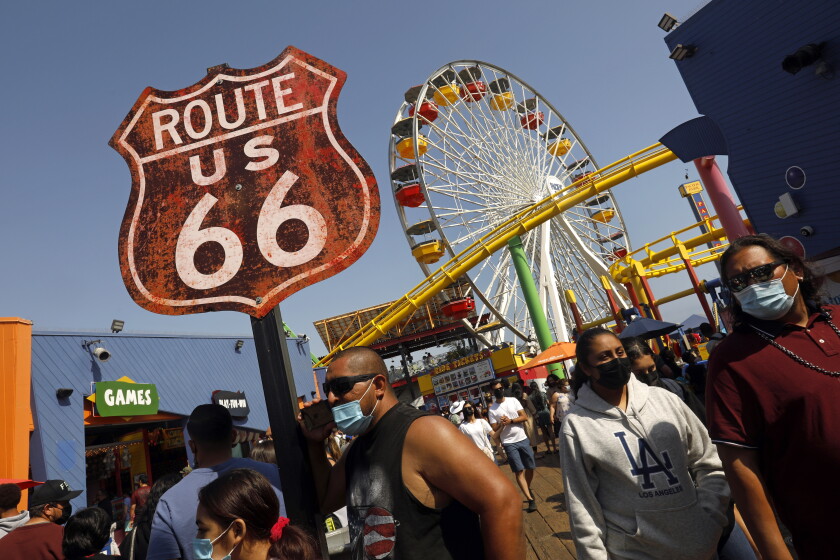 It turns out some Californians aren't eager to shed their
masks just yet 2 Santa Monica, CALIFORNIA—May 30, 2021--People flock to Santa Monica Pier and Santa Monica beach on Memorial Day, May 30, 2021. (Carolyn Cole / Los Angeles Times)