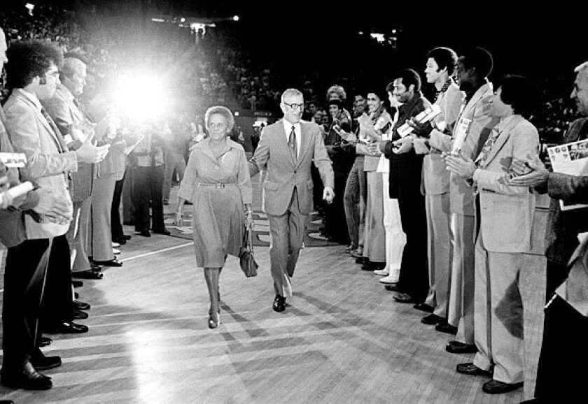 John i Nell Wooden przechodzą między byłymi graczami UCLA, którzy honorują Woodena na jego 65. urodziny w dniu Oct. 14, 1975, w Pauley Pavilion.