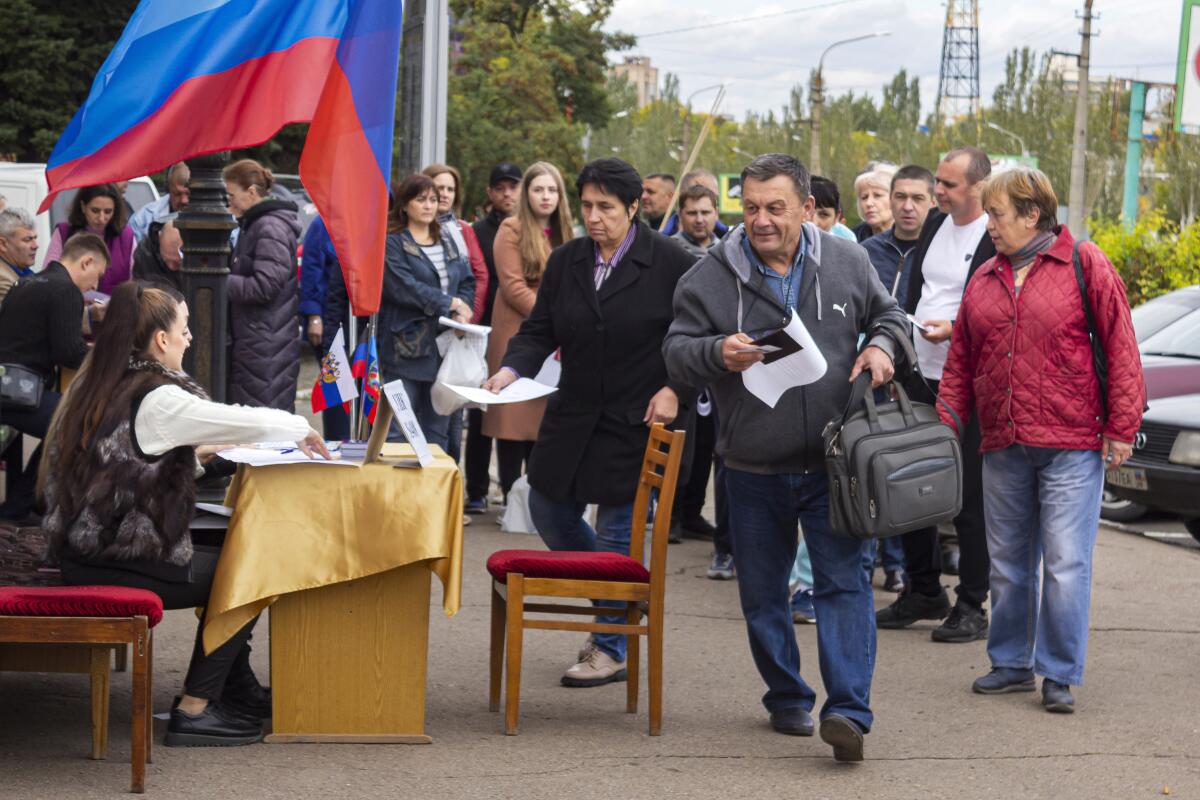 ARCHIVO - Gente en fila para votar en un referendo en Luhansk, 