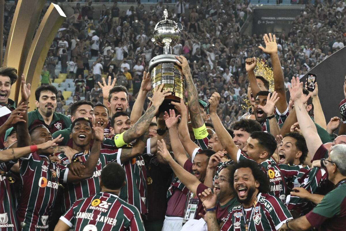 Los jugadores de Fluminense de Brasil alzan la Copa Libertadores tras derrotar a Boca Juniors
