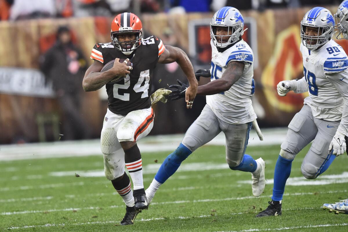 Cleveland Browns running back Nick Chubb sprints ahead of the Detroit Lions' defense.