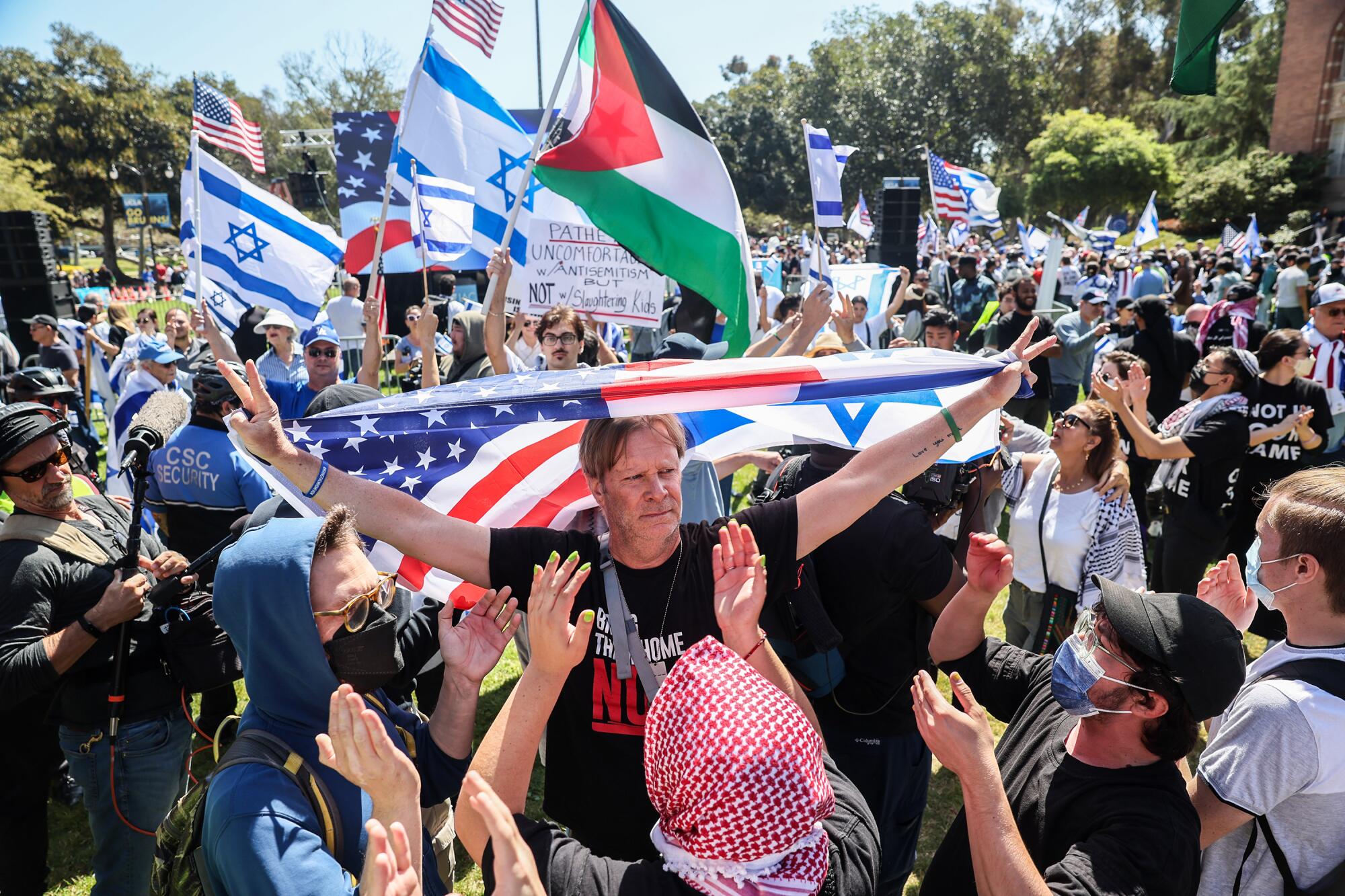 Los manifestantes marchan en apoyo de Israel mientras están rodeados por manifestantes pro palestinos.