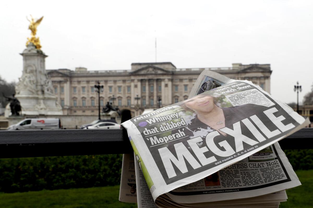 Un diario colocado sobre una cerca por personal de TV afuera del Palacio de Buckingham en Londres
