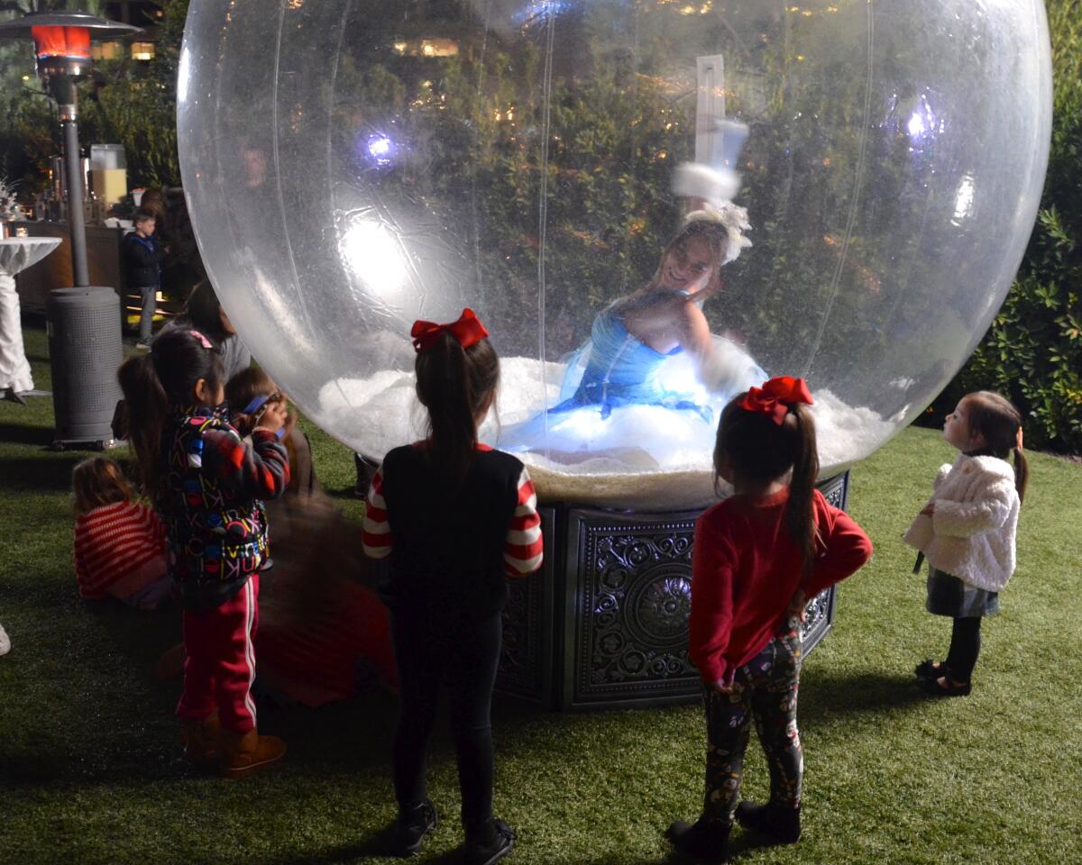 Un artista de bolas de nieve de Asher Entertainment ha llamado la atención de niños y adultos.