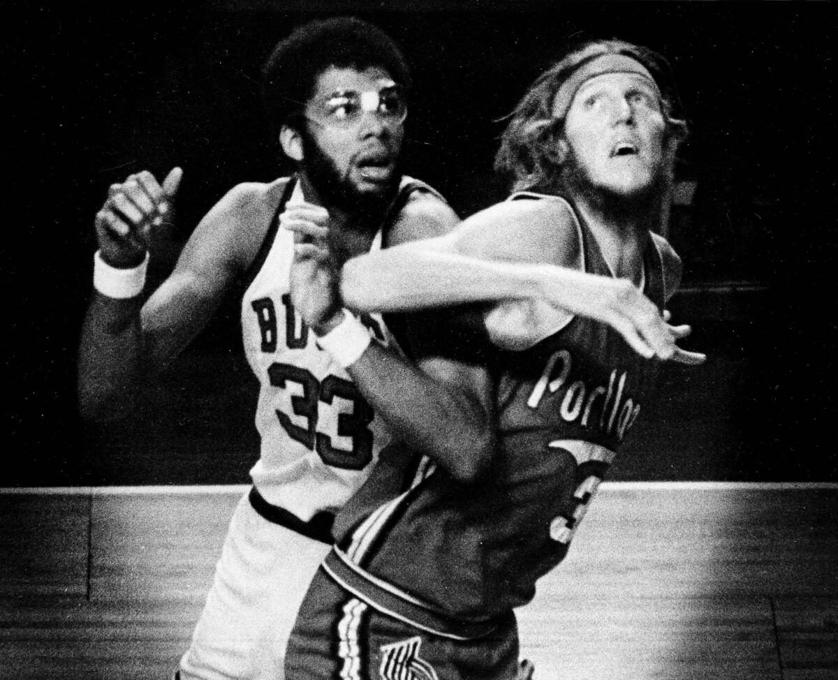 Trail Blazers Center Bill Walton versucht, Bucks Center Kareem Abdul-Jabbar während eines Basketballspiels zu blockieren.