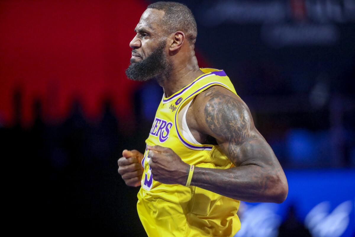 El delantero de los Lakers de Los Ángeles LeBron James (23) reacciona tras un enceste ante los Pacers 