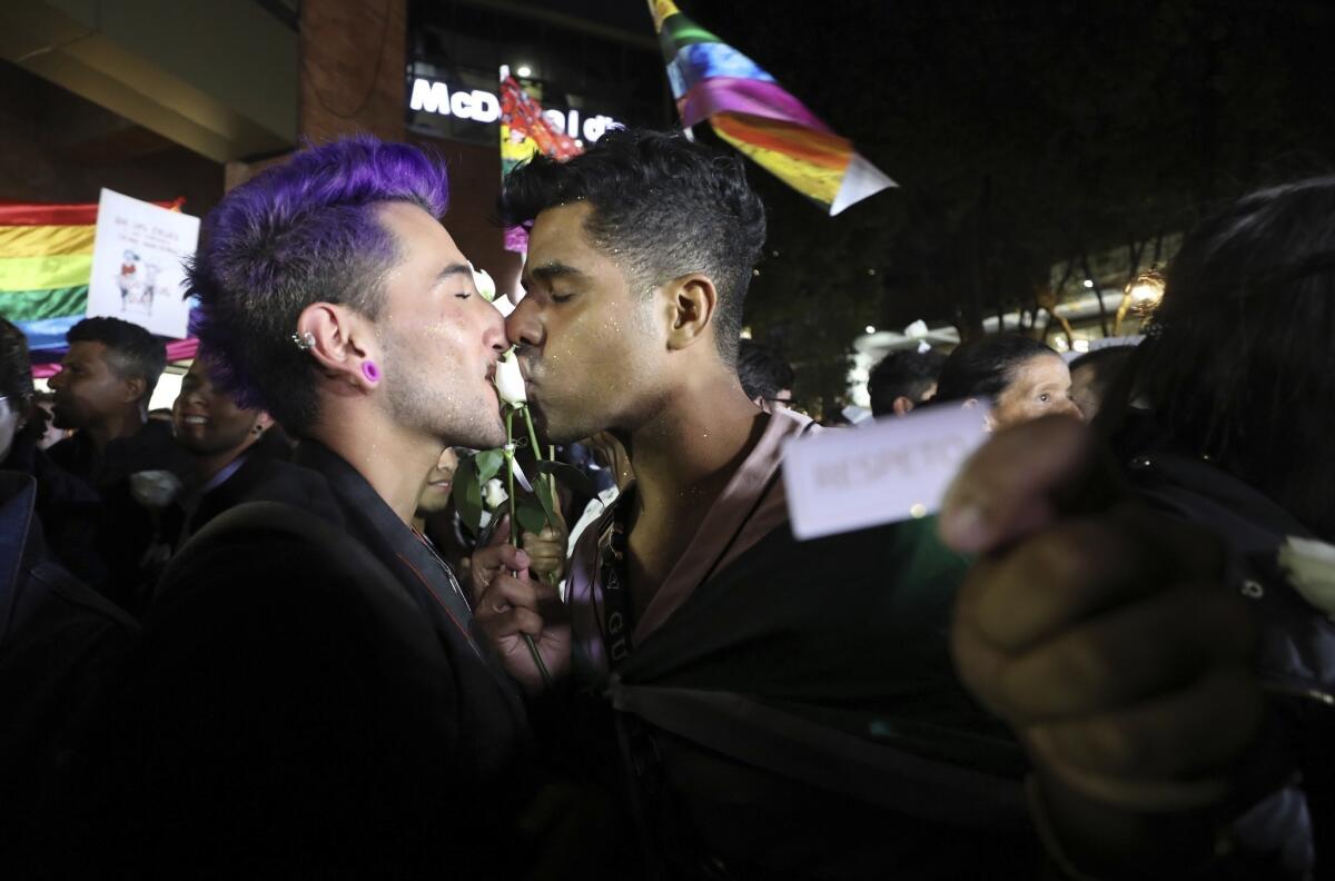 Parejas homosexuales participan en ‘besatón’.