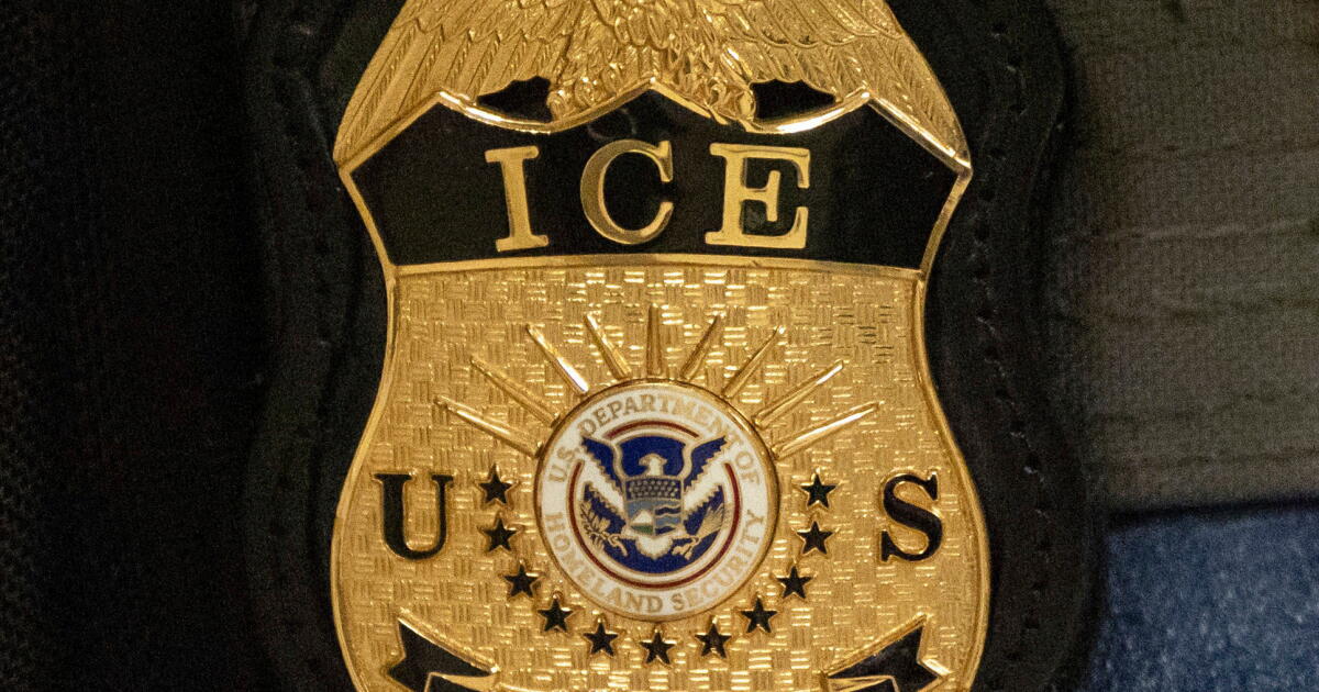 Photo: latimes.com ARCHIVO – Un agente federal porta una placa del Servicio de Inmigración y Control de Aduanas (ICE, por sus siglas en