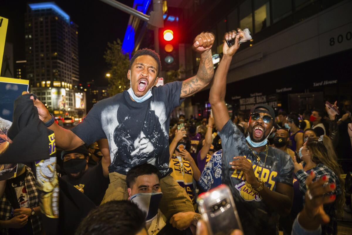 aficionados celebran el triunfo de los Lakers de Los Ángeles sobre el Heat de Miami 