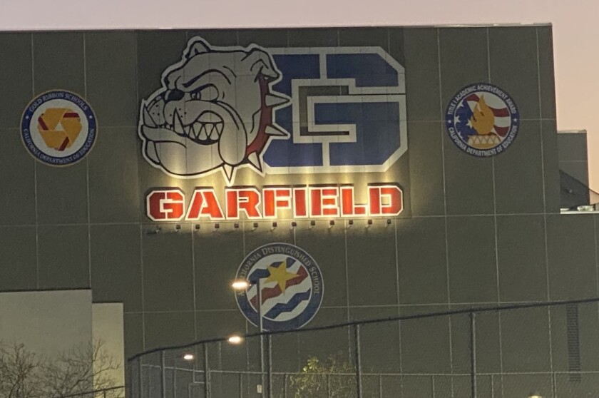 El logo de Garfield High iluminado por la noche.