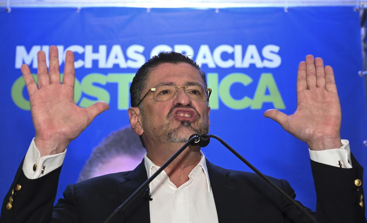 Rodrigo Chaves se dirige a sus simpatizantes después de ganar la segunda vuelta de las elecciones 