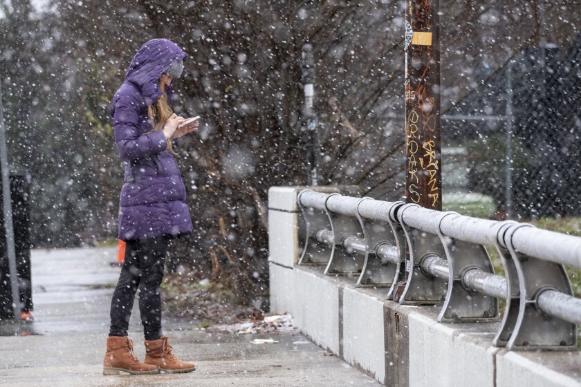 Bridget Step revisa sus mensajes en Atlanta mientras cae nieve.