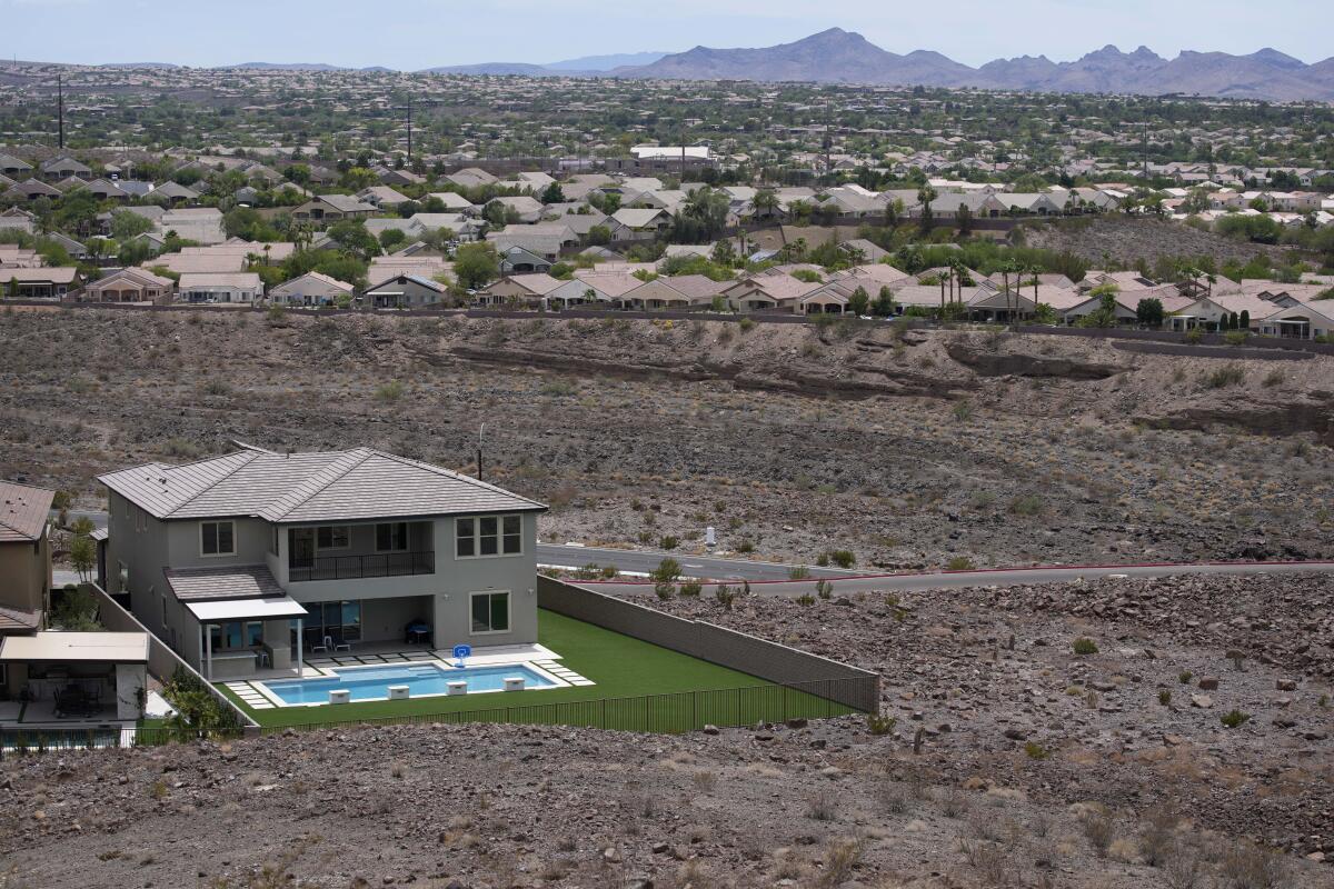 Una casa con piscina destaca en el desierto del valle de Las Vegas, 