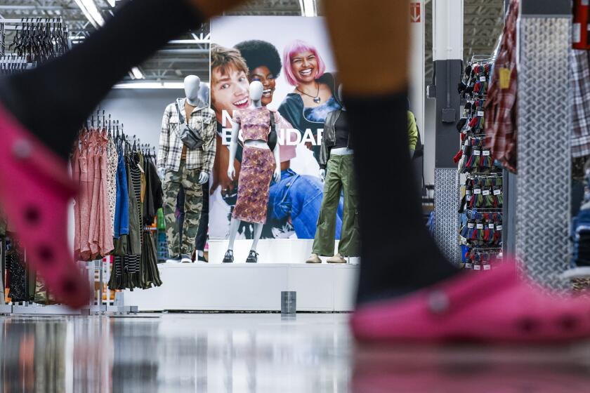 ARCHIVO – Un cliente camina frente a mercancía de No Boundaries en una supertienda de Walmart en Secaucus, Nueva Jersey, el 11 de julio de 2024. (AP Foto/Eduardo Munoz Alvarez, Archivo)