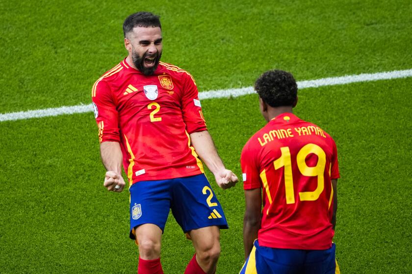 El español Dani Carvajal, a la izquierda, celebra con el español Lamine Yamal después de anotar el tercer gol de su equipo durante un partido del Grupo B entre España y Croacia en la Eurocopa 2024 en Berlín, Alemania, el sábado 15 de junio de 2024. (AP Foto/Petr Josek)