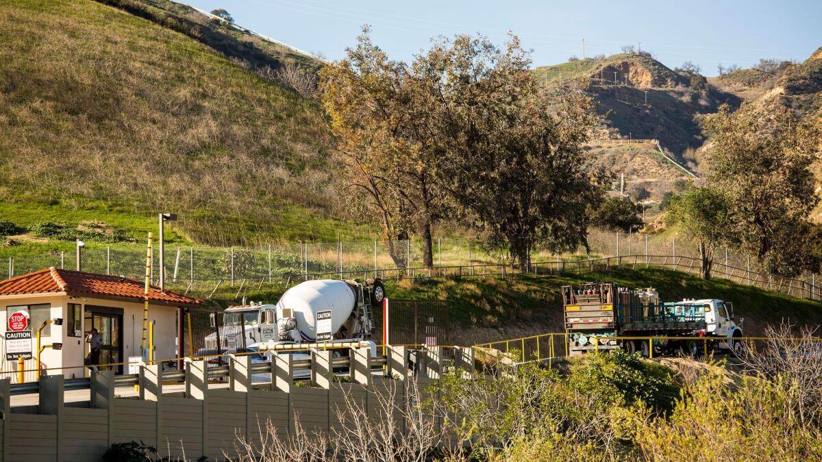 A state appeals court justice late Friday temporarily blocked Southern California Gas Co.’s plans to resume injecting natural gas into the Aliso Canyon storage facility, granting a request from L.A. County to delay the reopening.