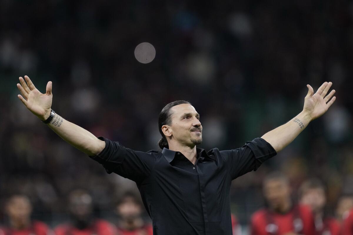 ARCHIVO - Zlatan Ibrahimovic festeja tras su último partido con el Milan, 