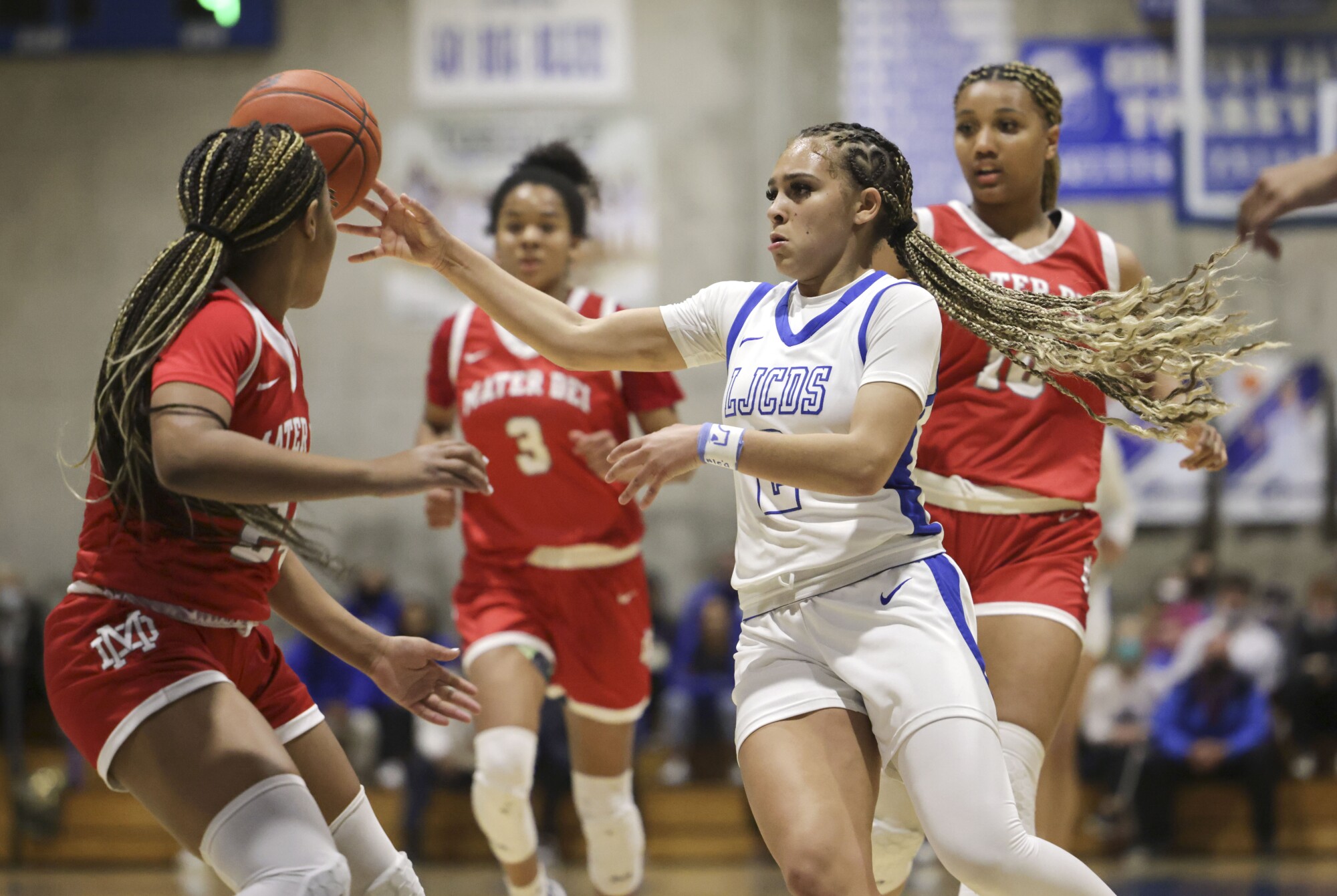 La Jolla Country Day's Jada Williams passes the ball.