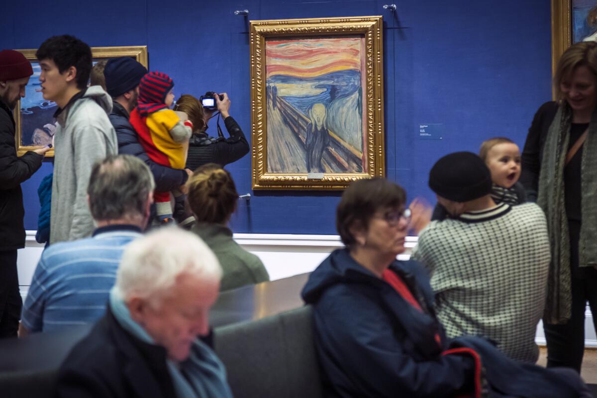ARCHIVO – Personas miran “El grito” de Edvard Munch en la Galería Nacional en Oslo, Noruega,