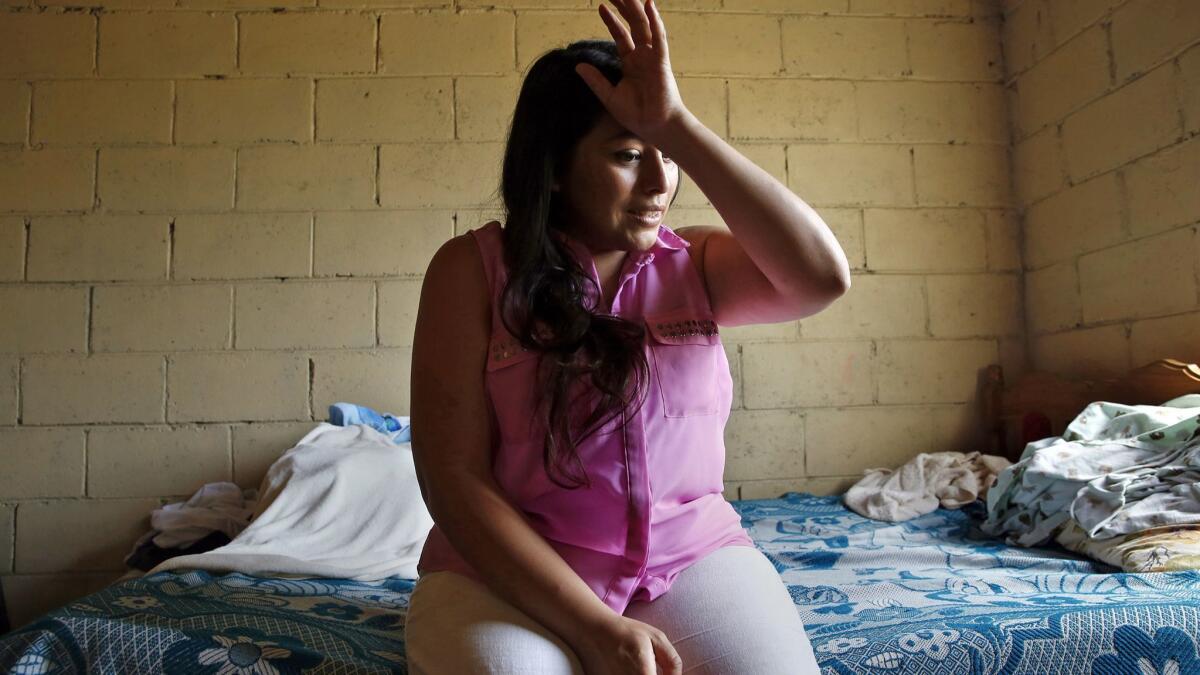 Mayra Machado poco después de que fuera deportada a El Salvador en 2017. No tenía pasaporte salvadoreño y ni siquiera sabía el código telefónico de su país natal.