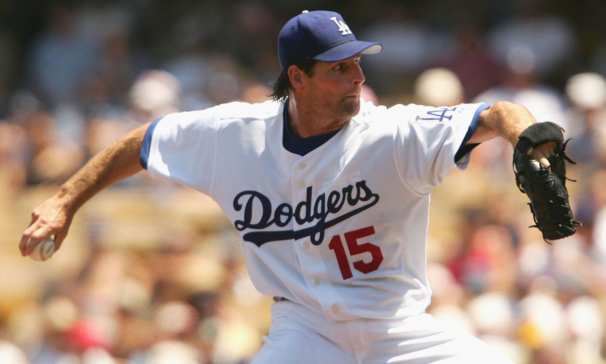 Scott Erickson pitches for the Dodgers.